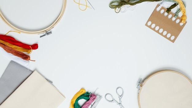 Biurko z materiałami do haftowania